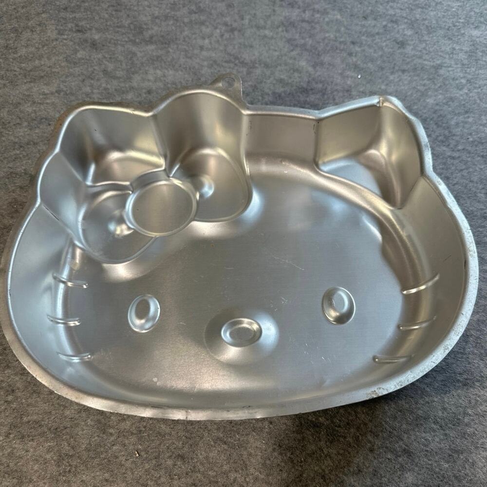 Retired Wiltons Sanrio Hello Kitty cake pan Aluminum Cake Pan (Model 2105-7575